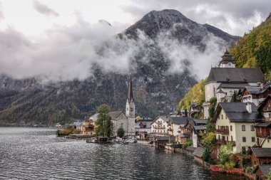 Güzel Hallstatt köyü Avusturya. Büyüleyici bir göl köy Alpleri'nde Hallstatt.