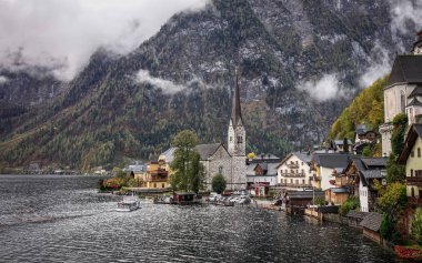 Güzel Hallstatt köyü Avusturya. Büyüleyici bir göl köy Alpleri'nde Hallstatt.