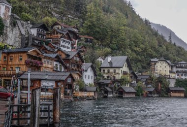 Hallstatt, Avusturya - 24 Ekim 2018. Güzel Hallstatt köyü Avusturya. Büyüleyici bir göl köy Alpleri'nde Hallstatt.