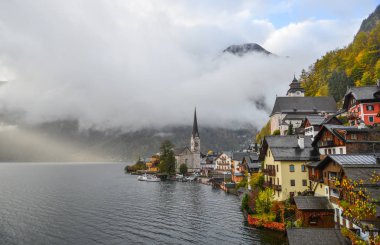 Hallstatt, Avusturya - 25 Ekim 2018. Güzel Hallstatt köyü Avusturya. Büyüleyici bir göl köy Alpleri'nde Hallstatt.