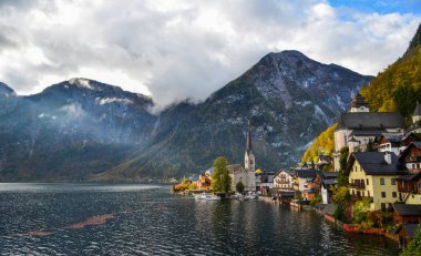 Güzel Hallstatt köyü Avusturya. Büyüleyici bir göl köy Alpleri'nde Hallstatt.
