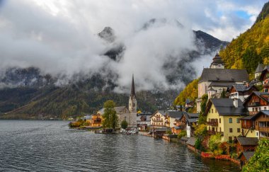 Güzel Hallstatt köyü Avusturya. Büyüleyici bir göl köy Alpleri'nde Hallstatt.