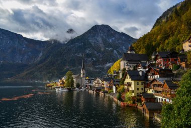 Güzel Hallstatt köyü Avusturya. Büyüleyici bir göl köy Alpleri'nde Hallstatt.