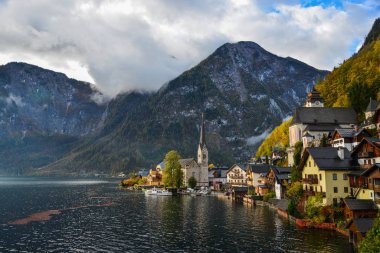 Güzel Hallstatt köyü Avusturya. Büyüleyici bir göl köy Alpleri'nde Hallstatt.