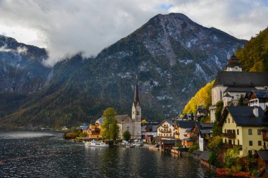 Güzel Hallstatt köyü Avusturya. Büyüleyici bir göl köy Alpleri'nde Hallstatt.