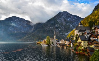 Güzel Hallstatt köyü Avusturya. Büyüleyici bir göl köy Alpleri'nde Hallstatt.