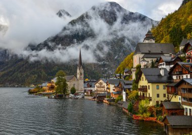 Güzel Hallstatt köyü Avusturya. Büyüleyici bir göl köy Alpleri'nde Hallstatt.