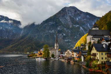 Güzel Hallstatt köyü Avusturya. Büyüleyici bir göl köy Alpleri'nde Hallstatt.