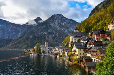 Güzel Hallstatt köyü Avusturya. Büyüleyici bir göl köy Alpleri'nde Hallstatt.