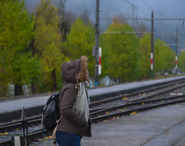 Una Joven Esperando Estación Tren Día Lluvioso — Foto de Stock