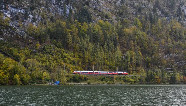 奥地利哈尔施塔特 2018年10月25日 在奥地利哈尔施塔特运行的旅游列车 哈尔施塔特是阿尔卑斯山迷人的湖畔村庄 — 图库照片