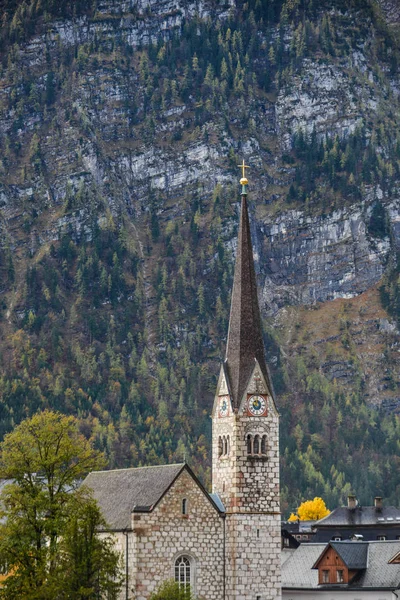 プロテスタント教会クロック高塔山の背景にハルシュタット オーストリア — ストック写真