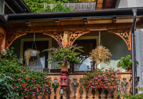 美丽的木制房子在奥地利哈尔施塔特老城区 哈尔施塔特是阿尔卑斯山迷人的湖畔村庄 — 图库照片