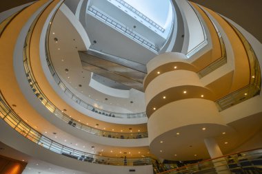 Bangkok, Tayland - 16 Eylül 2018. Bangkok Sanat ve Kültür Merkezi (arkamı) iç. 2008 yılında hizmete açılmıştır, arkamı şehrin çağdaş bir dayanak noktası haline gelmiştir büyük ve eklektik bir alanı olduğunu.