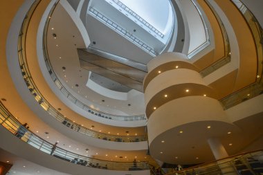 Bangkok, Tayland - 16 Eylül 2018. Bangkok Sanat ve Kültür Merkezi (arkamı) iç. 2008 yılında hizmete açılmıştır, arkamı şehrin çağdaş bir dayanak noktası haline gelmiştir büyük ve eklektik bir alanı olduğunu.