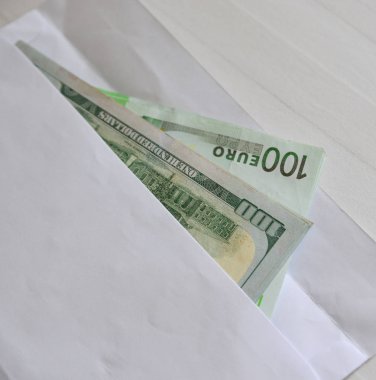 Amerikan Doları ve Euro banknot beyaz zarf içinde.
