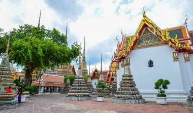 Bangkok, Tayland - 17 Haziran 2018. İnsanlar Wat Pho Tapınağı Bangkok, Tayland ziyaret edin. Wat Pho da yatan Buda Tapınağı bilinen.