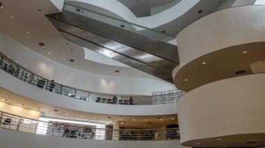 Bangkok, Tayland - 16 Eylül 2018. Bangkok Sanat ve Kültür Merkezi (arkamı) iç. 2008 yılında hizmete açılmıştır, arkamı şehrin çağdaş bir dayanak noktası haline gelmiştir büyük ve eklektik bir alanı olduğunu.