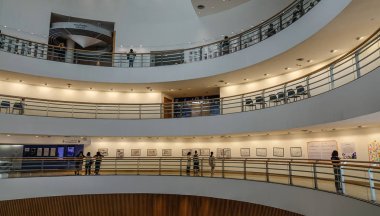 Bangkok, Tayland - 16 Eylül 2018. Bangkok Sanat ve Kültür Merkezi (arkamı) iç. 2008 yılında hizmete açılmıştır, arkamı şehrin çağdaş bir dayanak noktası haline gelmiştir büyük ve eklektik bir alanı olduğunu.