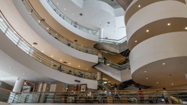 Bangkok, Tayland - 16 Eylül 2018. Bangkok Sanat ve Kültür Merkezi (arkamı) iç. 2008 yılında hizmete açılmıştır, arkamı şehrin çağdaş bir dayanak noktası haline gelmiştir büyük ve eklektik bir alanı olduğunu.