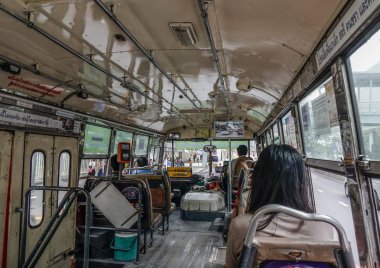 Bangkok, Tayland - 17 Haziran 2018. Şehir Bangkok, Tayland için eski otobüs oturan yolcular.