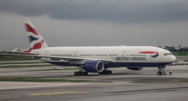 Bangkok, Tayland - 15 Eylül 2018. British Airways Bangkok Suvarnabhumi Havaalanı Pist üzerinde Taksilemek, bir Boeing 777-200 uçak.