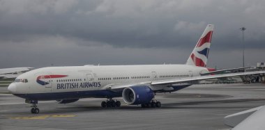 Bangkok, Tayland - 15 Eylül 2018. British Airways Bangkok Suvarnabhumi Havaalanı Pist üzerinde Taksilemek, bir Boeing 777-200 uçak.
