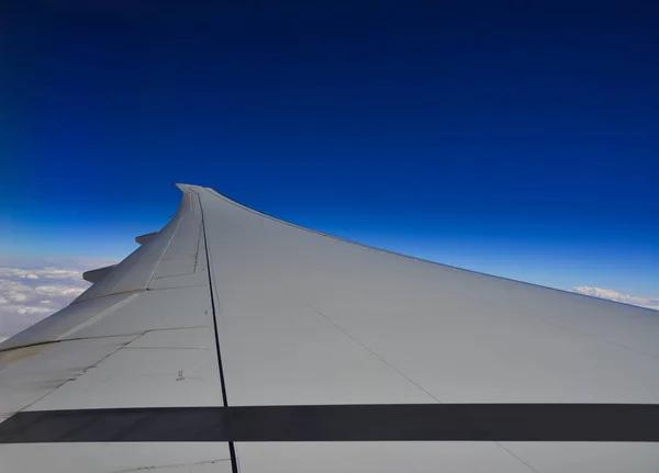 Vliegtuig Vleugel Uitzicht Uit Het Raam Bewolkte Hemelachtergrond — Stockfoto