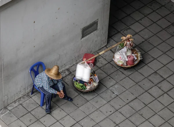 バンコクのダウンタウンで食べ物を売りの露店 — ストック写真