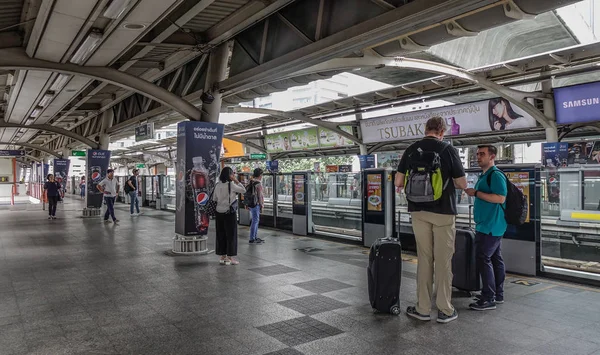 Bangkok Thajsko Červen 2018 Cestující Kteří Čekali Bts Stanici Bangkoku — Stock fotografie