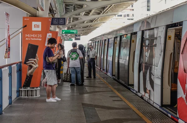 Bangkok Thailand Jun 2018 Passagerarna Väntar Bts Station Bangkok Bts — Stockfoto