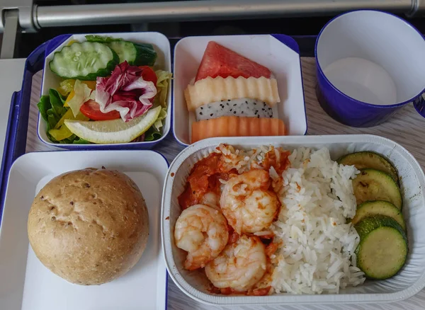 Meeresfrüchte Zum Mittagessen Der Economy Kabine Eines Passagierflugzeugs — Stockfoto