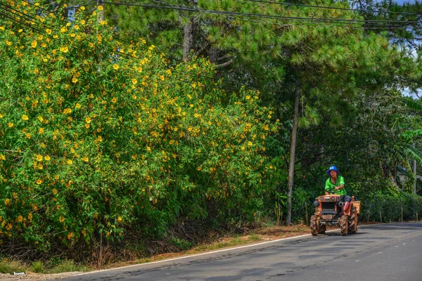 Dalat Vietnam Noviembre 2018 Tractor Agrícola Carretera Montaña Dalat Vietnam — Foto de Stock