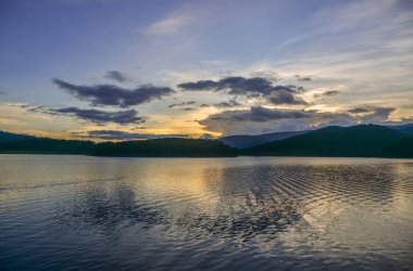 Lake Tuyen Lam Dalat, Vietnam için gün batımında.