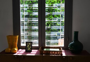 Dalat, orta Highland, Vietnam kırsal evde pencere dekore edilmiş.