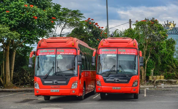 Dalat Vietnam Kasım 2018 Grup Phuong Trang Otobüs Beklemek Doğru — Stok fotoğraf