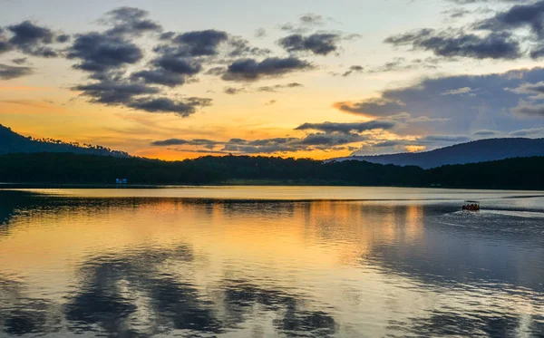 Jezero Tuyen Lam Při Západu Slunce Dalat Vietnam — Stock fotografie