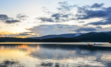 Lake Tuyen Lam Dalat, Vietnam için gün batımında.