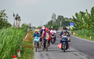 Can tho, Vietnam - 17 Kasım 2018. Lise öğrencileri tarafından Bisiklet Can Tho, Vietnam eve. Can Tho Mekong Deltası'nda büyük şehridir.