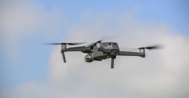 Mavi gökyüzü güneşli bir gün, bir dron Close-up.