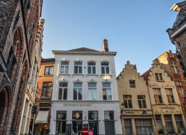 Bruges, Belçika - 5 Ekim 2018. Bruges, Belçika eski binalarda. En iyi korunmuş ortaçağ kenti Belçika Bruges (Brugge) olduğunu.