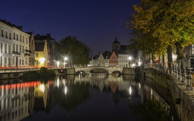 Bruges kanalı evleriyle güzel Ortaçağ renkli gece Bruges, Belçika'nın Doğa Manzaralı Standart Oda.
