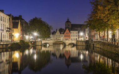 Bruges kanalı evleriyle güzel Ortaçağ renkli gece Bruges, Belçika'nın Doğa Manzaralı Standart Oda.