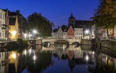 Bruges kanalı evleriyle güzel Ortaçağ renkli gece Bruges, Belçika'nın Doğa Manzaralı Standart Oda.