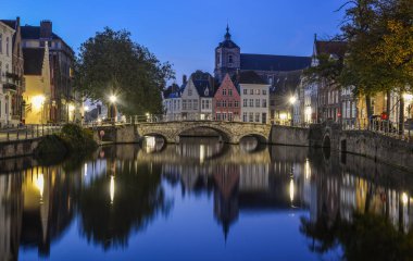 Bruges kanalı evleriyle güzel Ortaçağ renkli gece Bruges, Belçika'nın Doğa Manzaralı Standart Oda.