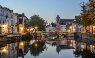 Bruges kanalı evleriyle güzel Ortaçağ renkli gece Bruges, Belçika'nın Doğa Manzaralı Standart Oda.
