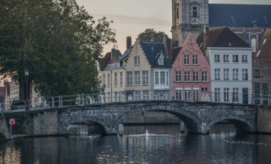Bruges, Belçika kanalı ile eski binalar. Bruges Avrupa'nın en iyi korunmuş ortaçağ şehirlerinden biridir.