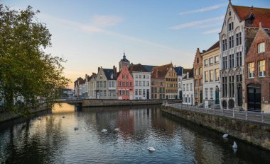 Bruges, Belçika kanalı ile eski binalar. Bruges Avrupa'nın en iyi korunmuş ortaçağ şehirlerinden biridir.