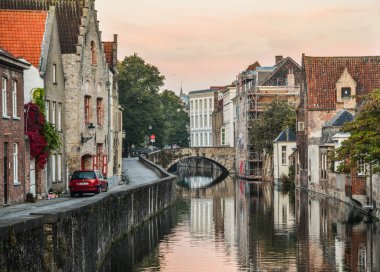Bruges, Belçika - 6 Ekim 2018. Bruges, Belçika kanalı ile eski binalar. Bruges Avrupa'nın en iyi korunmuş ortaçağ şehirlerinden biridir.