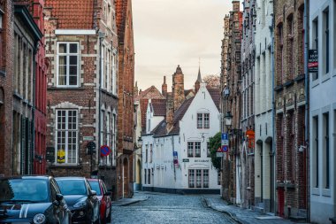 Bruges, Belçika - 5 Ekim 2018. Bruges, Belçika eski binalarda. En iyi korunmuş ortaçağ kenti Belçika Bruges (Brugge) olduğunu.